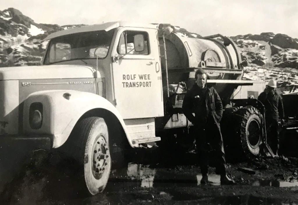 Sjåfør Lars Ingvald Steinsland ved en av WeeGruppens biler. Bildet er tatt ved Farsund Lista Aluminiumsverk i 1970.