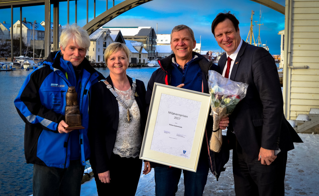 Åge Wee er en aktiv miljøforkjemper i distriktet. Her mottar han Rogaland Fylkeskommunes Miljøpris 2017 på vegne av Slettaa dykkerklubb, som han var med på å starte. Lars Einar Hollund (fra v.) , Åge Wee overrekkes prisen av fylkesordfører Solveig Ege Tengesdal. Til høyre er Tom Tvedt, president i Norges Idrettsforbund.